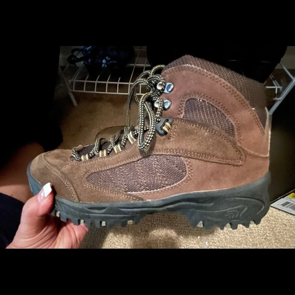 Brown Denali size 7.5 hiking boots. - Picture 3 of 4